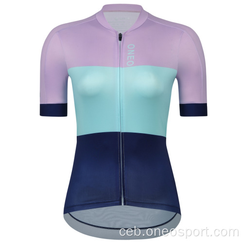 Ang hinungdanon nga klasiko nga klasiko nga kababayen-an nga nagbisikleta sa short sleeve jersey